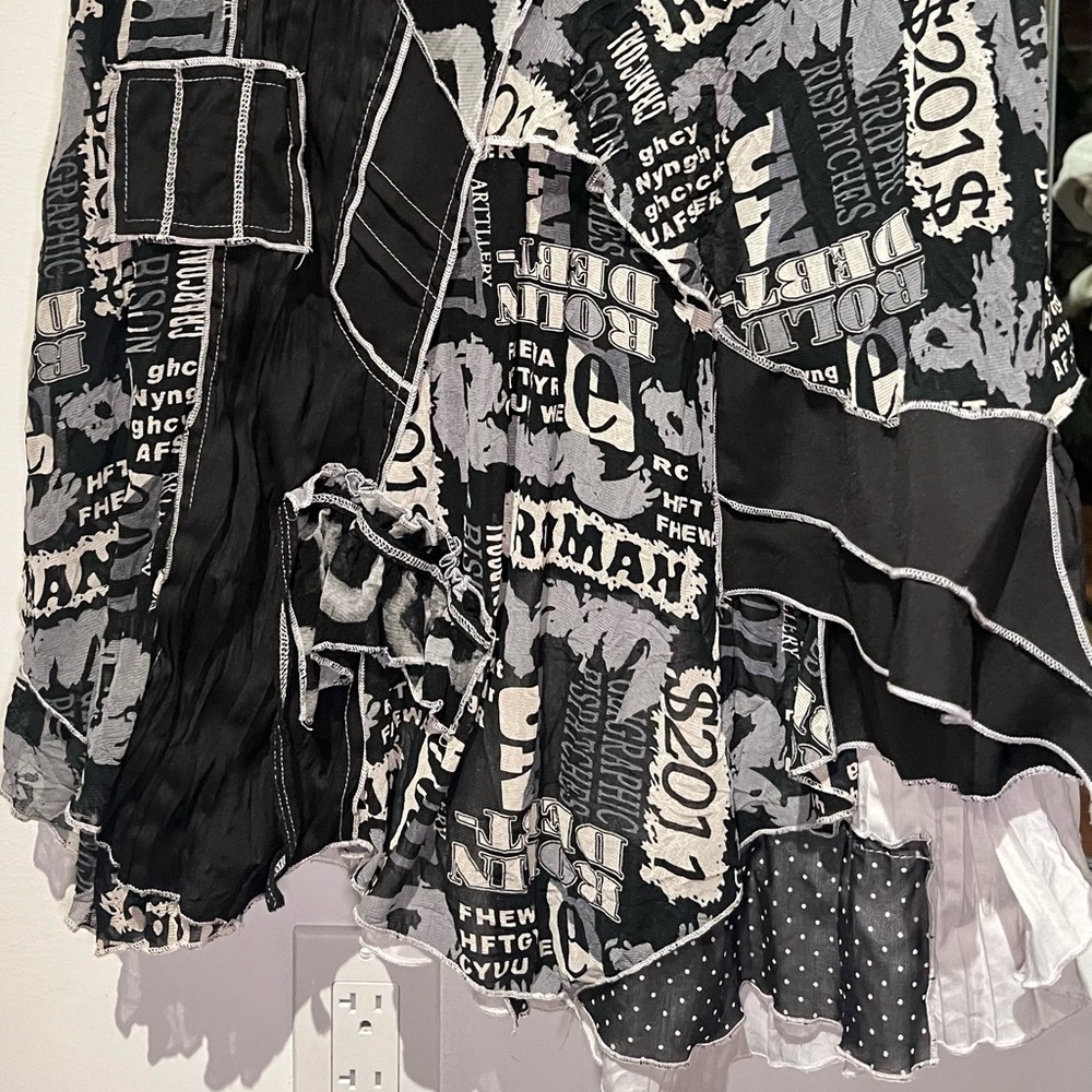 Newspaper dress with black and white patchwork layers - Picture 10 of 10